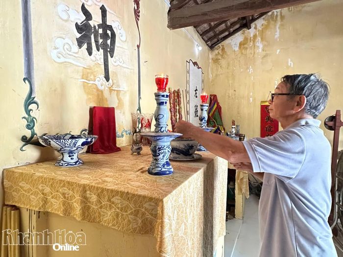 Ông Nguyễn Quang Châu, thành viên Ban Quản lý đình Phú Thạnh dâng hương tại bàn thờ tiền hiền.