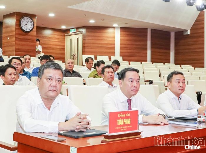 Đồng chí Trần Phong, đồng chí Hồ Xuân Trường cùng các đại biểu dự hội nghị.