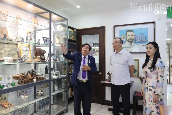 Ông Nguyễn Văn Xáng (trái) - Phó Chủ tịch Hội Những người ái mộ bác sĩ A. Yersin giới thiệu về phòng trưng bày “Nhà khoa học đa tài”.