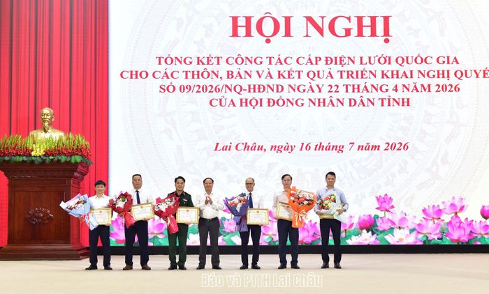 Đồng chí Lê Minh Ngân - Bí thư Tỉnh ủy, Chủ tịch HĐND tỉnh trao Bằng khen cho các tập thể.