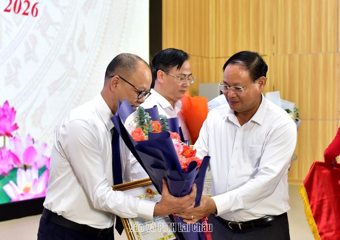 Đồng chí Lê Minh Ngân - Bí thư Tỉnh ủy, Chủ tịch HĐND tỉnh trao Bằng khen cho Công ty Điện lực Lai Châu.