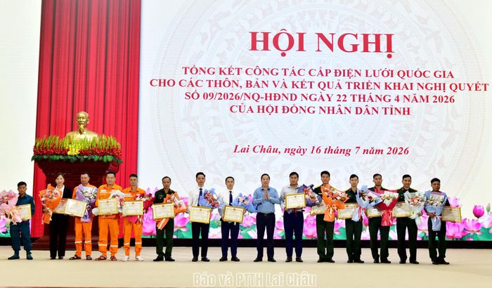 Đồng chí Hà Quang Trung – Phó Bí thư Tỉnh ủy, Chủ tịch UBND tỉnh trao Bằng khen cho các cá nhân.