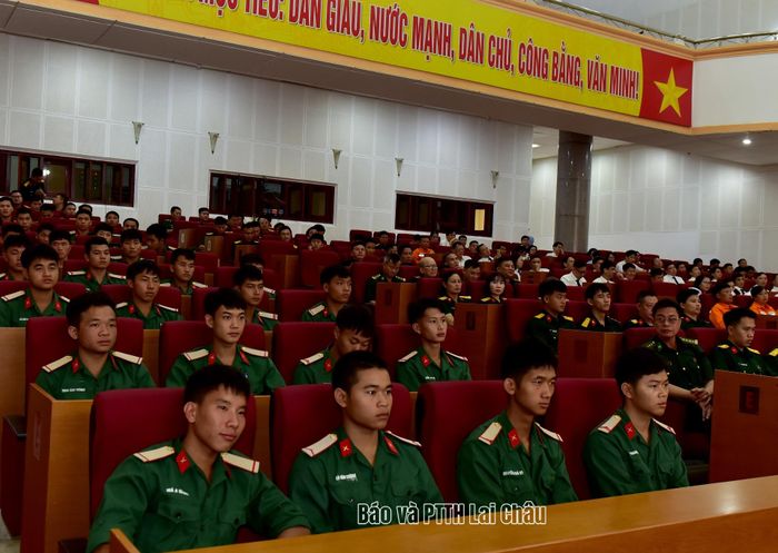 Lực lượng vũ trang dự hội nghị.