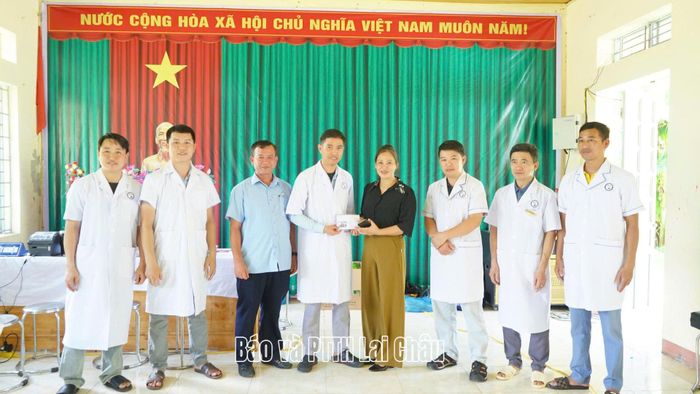 BSCKII Nguyễn Thị Hương - Phó Giám đốc Sở Y tế cùng đoàn công tác tặng quà đội ngũ y, bác sĩ đang thực hiện nhiệm vụ tại xã Khoen On.