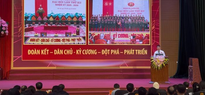 Thí sinh Tòng Duy Tâm - Trợ lý công tác quần chúng, Phòng Chính trị, Bộ Chỉ huy Quân sự tỉnh Lai Châu thực hiện phần thi thuyết trình.