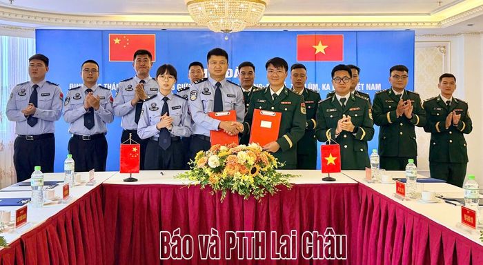Hai đồng chí trưởng đoàn ký biên bản ghi nhớ. 