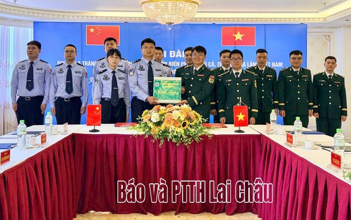 Đại diện Đoàn đại biểu Việt Nam tặng quà cho đại diện Đoàn đại biểu Trung Quốc.
