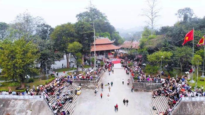 Lễ hội đền Đông Cuông thu hút đông đảo Nhân dân và du khách, góp phần quảng bá bản sắc văn hóa và hình ảnh du lịch Lào Cai.