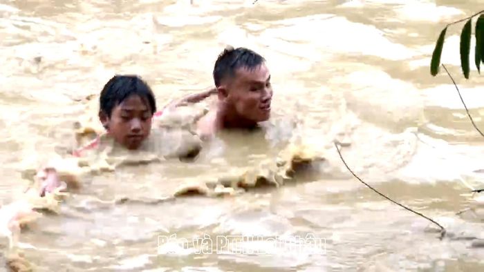 Các lực lượng kịp thời cứu 3 người dân bị mắc kẹt giữa dòng nước lũ tại khu vực hồ Thủy điện Nậm Sì Lường, xã Bum Nưa.