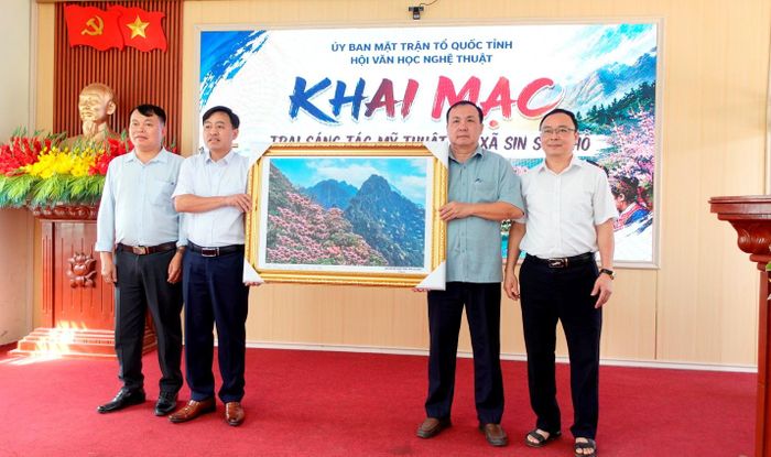 Hội Văn học - Nghệ thuật tỉnh trao tặng bức tranh lưu niệm cho lãnh đạo xã Sin Suối Hồ.