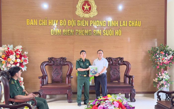 Đồng chí Phạm Văn Hải - Chủ tịch Hội Văn học - Nghệ thuật tỉnh trao tặng Tạp chí Văn nghệ Lai Châu cho lãnh đạo Đồn Biên phòng Sin Suối Hồ.