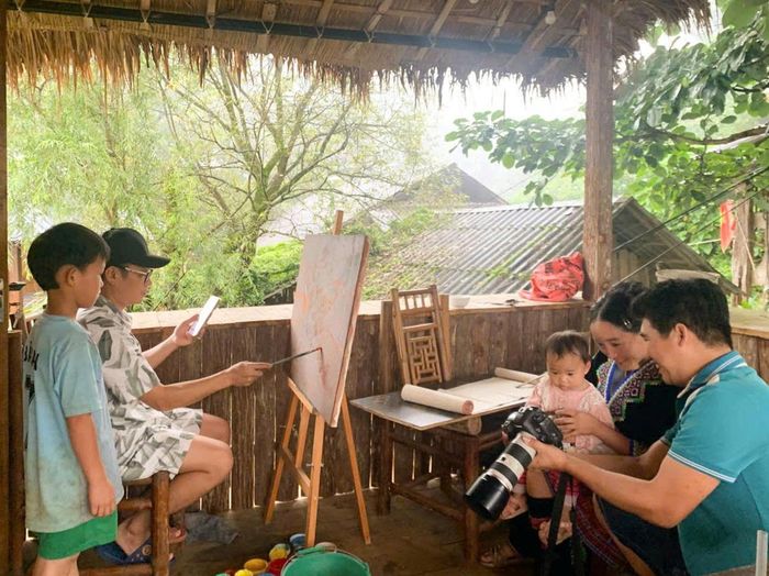 Họa sĩ trực họa phong cảnh và đời sống tại bản du lịch cộng đồng Sin Suối Hồ.