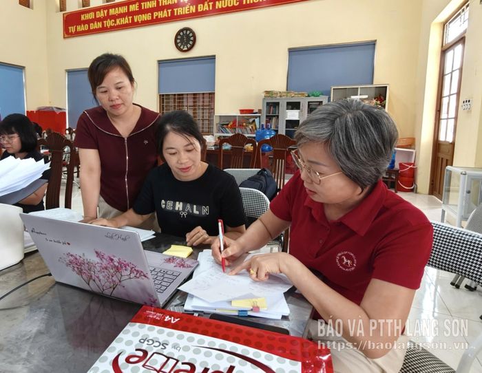 Giáo viên các trường học trên địa bàn xã Nhân Lý hỗ trợ thực hiện đối soát thông tin, đẩy nhanh xây dựng cơ sở dữ liệu đất đai