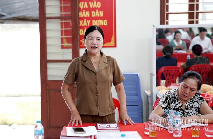 Bí thư Chi bộ Khối 1 báo cáo tình hình hoạt động của chi bộ tại buổi làm việc