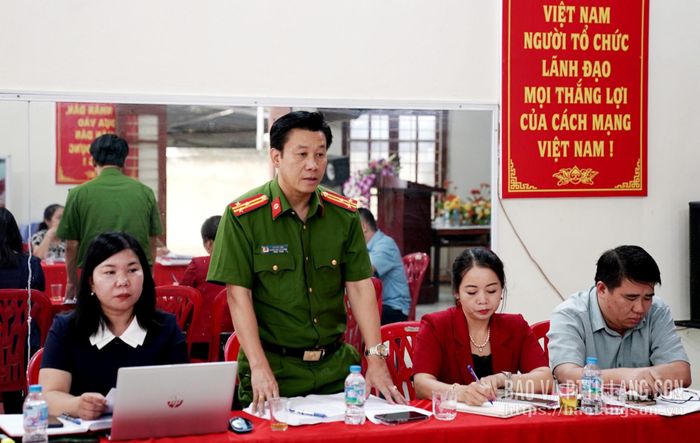 Lãnh đạo Công an phường Đông Kinh trao đổi về công tác đảm bảo an ninh, trật tự trên địa bàn tại buổi làm việc