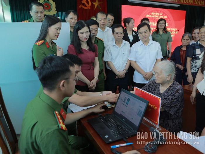Các đại biểu quan sát quá trình lấy mẫu ADN của thân nhân Liệt sĩ
