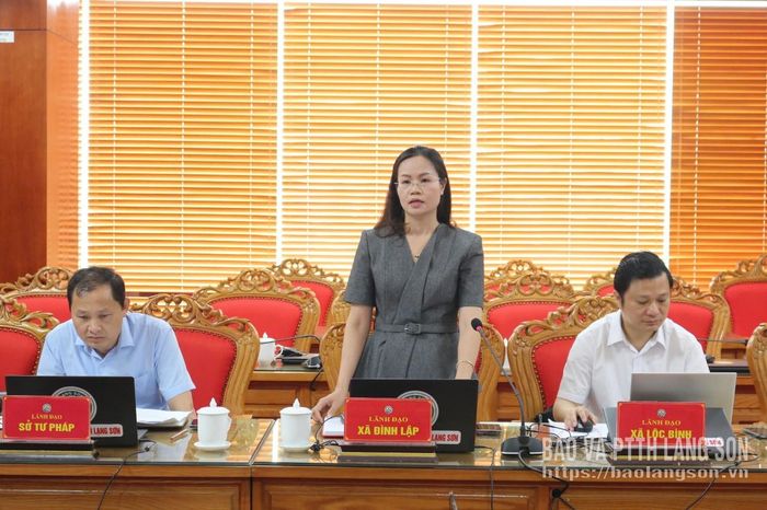 Lãnh đạo xã Đình Lập phát biểu tại cuộc họp
