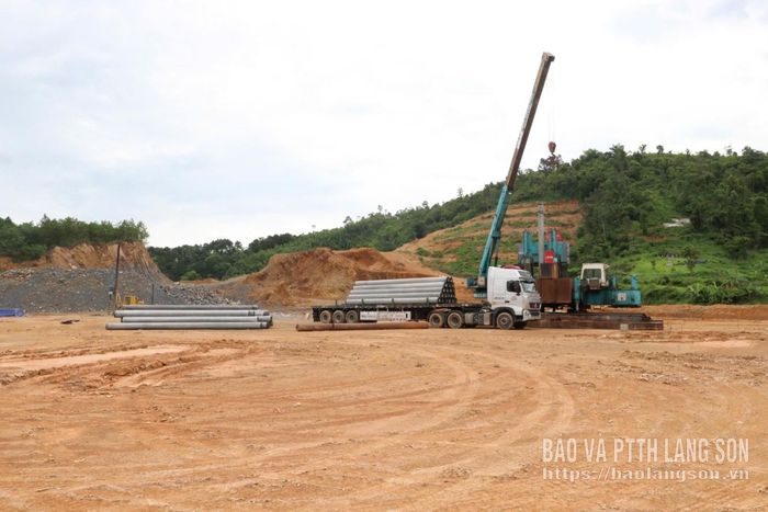 Các phương tiện, máy móc được huy động để triển khai thi công dự án