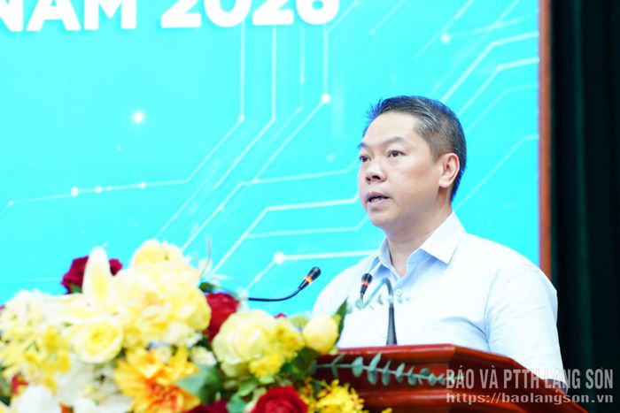 Đồng chí Đoàn Thanh Sơn, Phó Chủ tịch UBND tỉnh phát biểu khai mạc chương trình