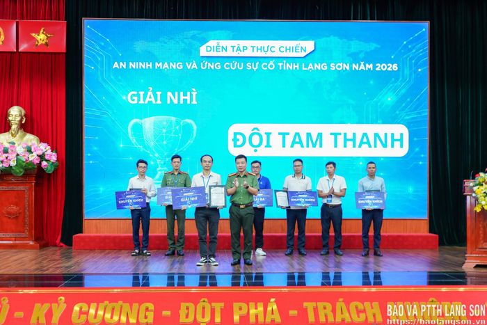 Đại tá Vũ Thanh Tùng, Ủy viên Ban Thường vụ Tỉnh ủy, Bí thư Đảng ủy, Giám đốc Công an tỉnh, Phó Trưởng ban Tổ chức trao giải cho đội đoạt giải nhì