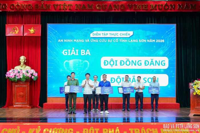 Đại diện Ban Tổ chức chương trình diễn tập trao giải cho các đội đoạt giải ba