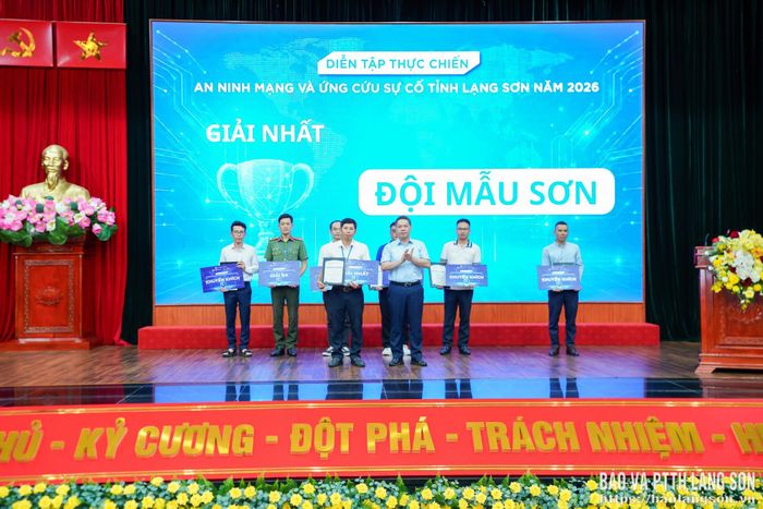 Đồng chí Đoàn Thanh Sơn, Phó Chủ tịch UBND tỉnh trao giải cho đội đoạt giải nhất