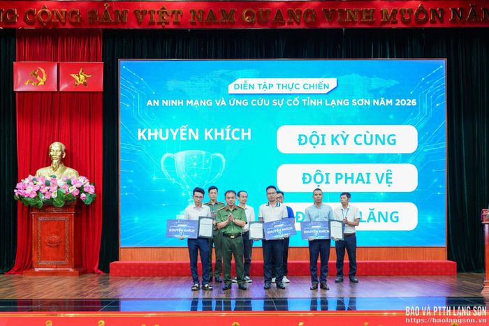 Đại diện Ban Tổ chức chương trình diễn tập trao giải cho các đội đoạt giải khuyến khích