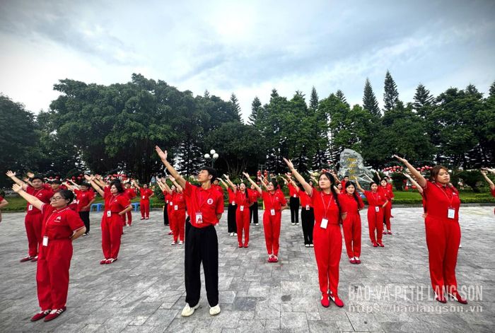 Các tình nguyện viên Hành trình Đỏ tham gia nhảy hiện đại tại Công viên Chi Lăng, phường Lương Văn Tri