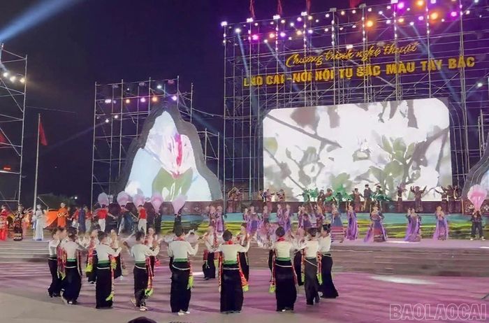 Các điệu Xòe Thái được các nghệ nhân phường Trung Tâm thể hiện nhuần nhuyễn trong buổi tổng duyệt tại Quảng trường 19/8.