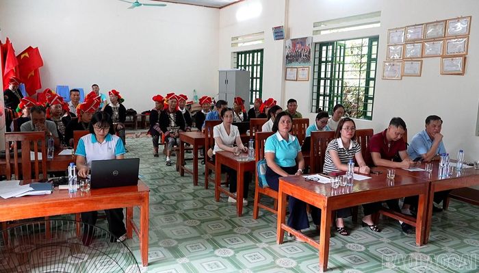 Các đại biểu dự buổi lễ.
