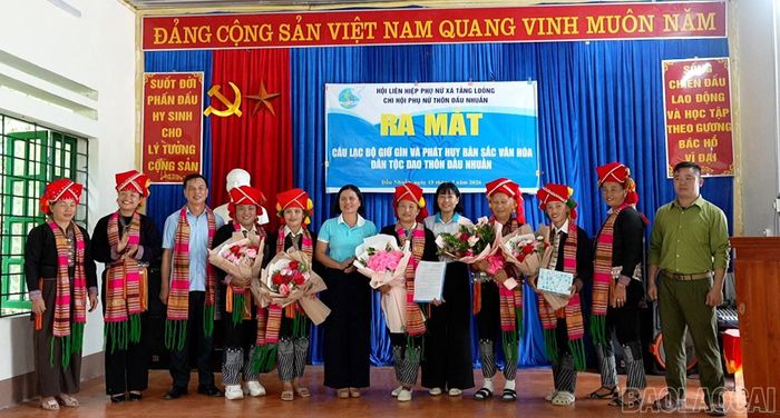 Trao quyết định thành lập câu lạc bộ.