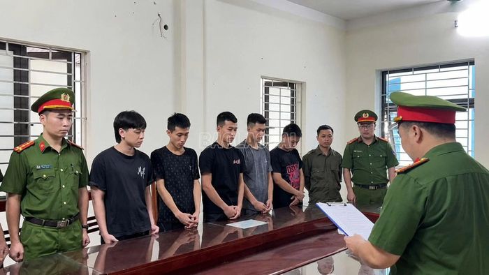 Các đối tượng là nhân viên phục vụ quán karaoke bị khởi tố về hành vi "Tổ chức sử dụng trái phép chất ma túy" sau quá trình đấu tranh, mở rộng vụ án.