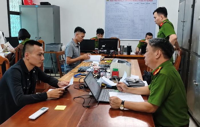 Đối tượng Lê Tuấn Anh (trong vụ án nhóm nhân viên phục vụ quán karaoke tổ chức sử dụng trái phép chất ma túy) ra đầu thú tại cơ quan công an vào ngày 13/7/2026, sau thời gian bỏ trốn khỏi địa phương.