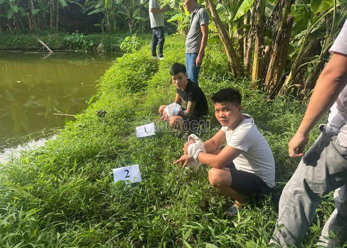 Đối tượng Nông Văn Hoàng (áo đen) và Đặng Văn Ổn (áo trắng) bị khởi tố, bắt tạm giam về hành vi "Tổ chức sử dụng trái phép chất ma túy".