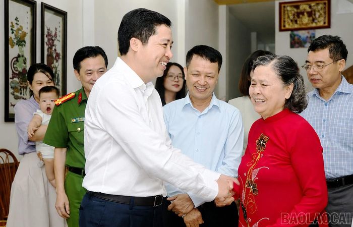  Bí thư Tỉnh ủy Dương Quốc Huy thăm gia đình bà Nguyễn Thị Tấn. 