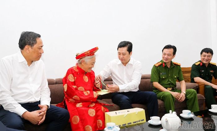 Bí thư Tỉnh ủy Dương Quốc Huy tặng quà Mẹ Việt Nam Anh hùng Lý Seo Say.