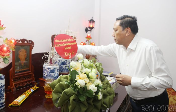 Các đồng chí lãnh đạo dâng hương trước anh linh liệt sĩ Hoàng Đình Khuynh.