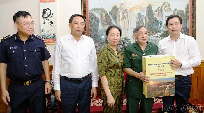 Bí thư Tỉnh ủy Dương Quốc Huy thăm, tặng quà thương binh Trần Hùng Thành, cư trú tại tổ 18 Kim Tân, phường Lào Cai.