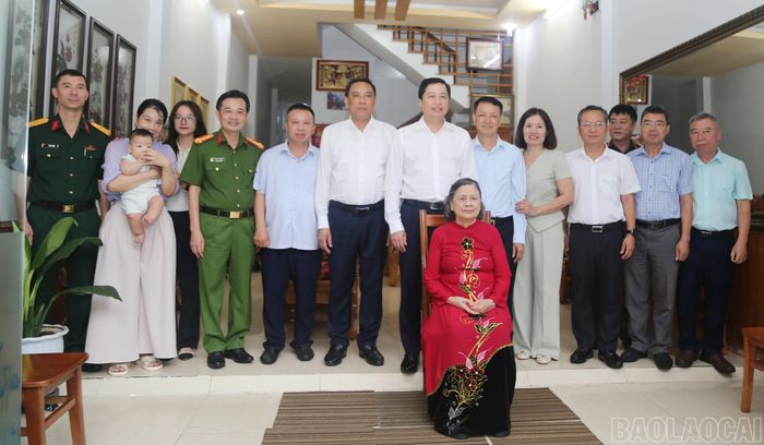 Đoàn công tác chụp ảnh lưu niệm cùng gia đình bà Nguyễn Thị Tấn.