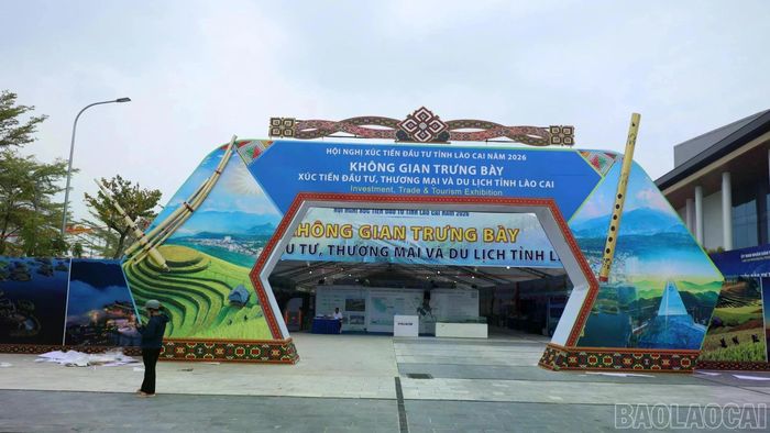 Cổng chính dẫn vào không gian xúc tiến đầu tư, thương mại và du lịch tại Trung tâm Hội nghị tỉnh. (Ảnh: Hùng Cường)