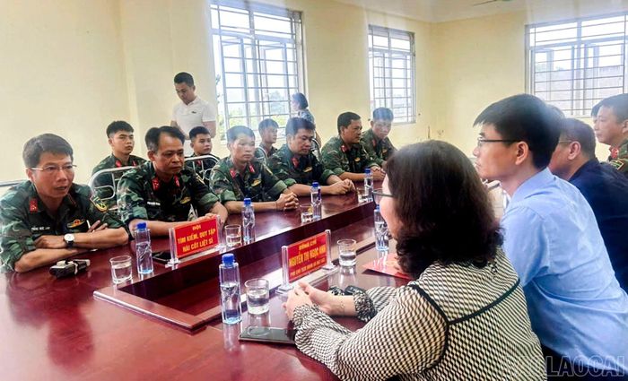 Đoàn công tác xã Bát Xát thăm Đội tìm kiếm, quy tập hài cốt liệt sĩ.