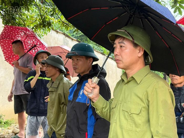 Thường trực Đảng ủy, UBND xã Minh Lương trực tiếp chỉ đạo khắc phục hậu quả mưa lũ. (Ảnh: Xã Minh Lương)