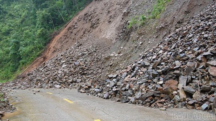  Sạt lở ta luy dương ảnh hưởng đến việc lưu thông trên Quốc lộ 32 