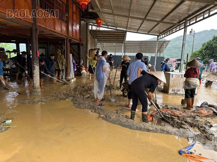 Các lực lượng công an, quân sự, thanh niên và người dân xã Minh Lương tham gia khắc phục hậu quả mưa lũ. (Ảnh: Xã Minh Lương)