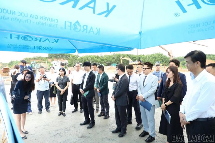 Đại diện Tổng công ty Viglacera - CTCP thông tin về khu công nghiệp.