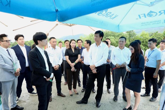 Đồng chí Phan Trung Bá - Phó Chủ tịch UBND tỉnh giới thiệu về lợi thế hạ tầng của Khu công nghiệp Trấn Yên và các nhóm ngành ưu tiên thu hút đầu tư.