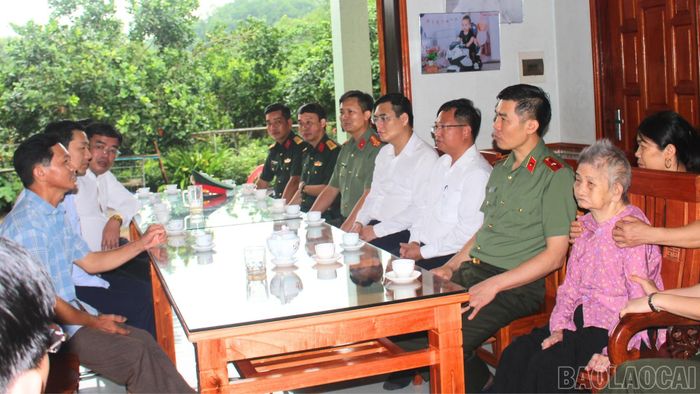 Thiếu tướng Cao Minh Huyền lắng nghe, nắm bắt tình hình an ninh trật tự cơ sở.