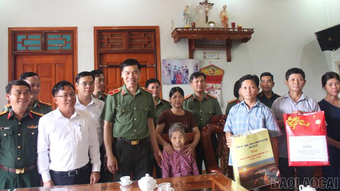 Đoàn công tác của tỉnh thăm và tặng quà gia đình mẹ liệt sĩ Hà Thị Hồng.
