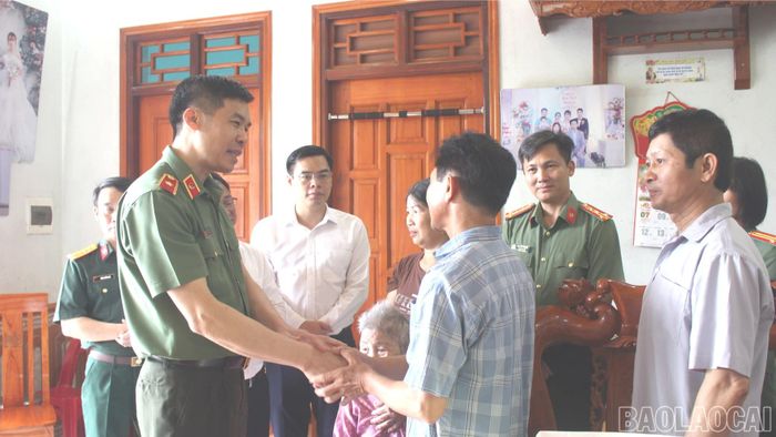 Các gia đình người có công bày tỏ sự cảm ơn, trân trọng trước tình cảm, sự quan tâm của các đồng chí lãnh đạo tỉnh.