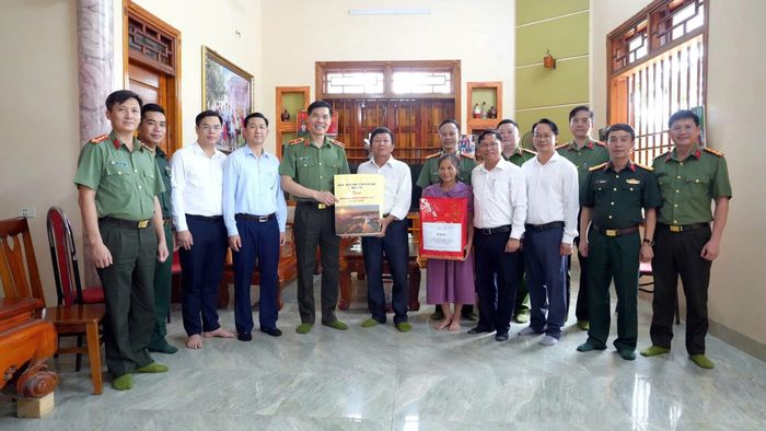 Đoàn công tác của tỉnh thăm và tặng quà gia đình thương binh Lưu Đức Dũng.